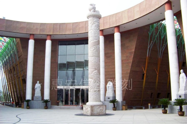 Dragon pillar carving