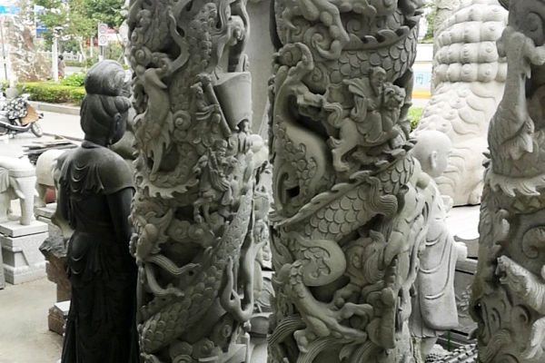 Dragon pillar carving