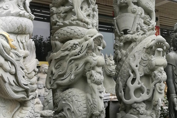 Dragon pillar carving