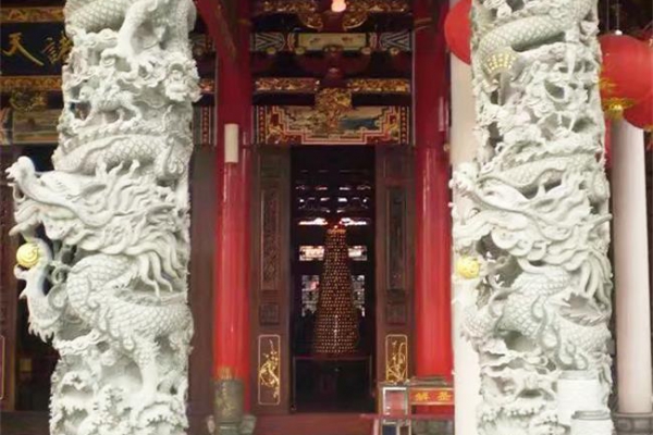 Dragon pillar carving