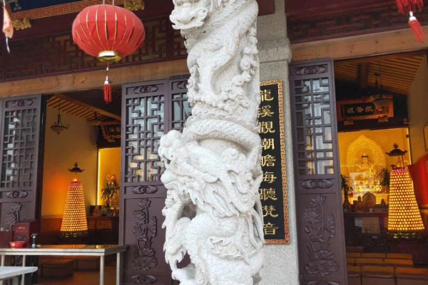 Dragon pillar carving